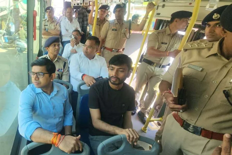 अनंत चतुर्दशी चल समारोह मार्ग का अधिकारियों ने बस से किया संयुक्त निरीक्षण